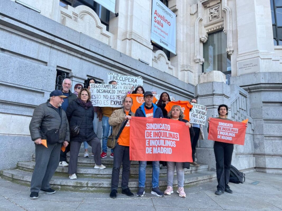 Vecinas de Carabanchel y Vallecas interrumpen el Pleno de Madrid para exigir la recuperación de 1.860 viviendas públicas vendidas a Blackstone en 2013