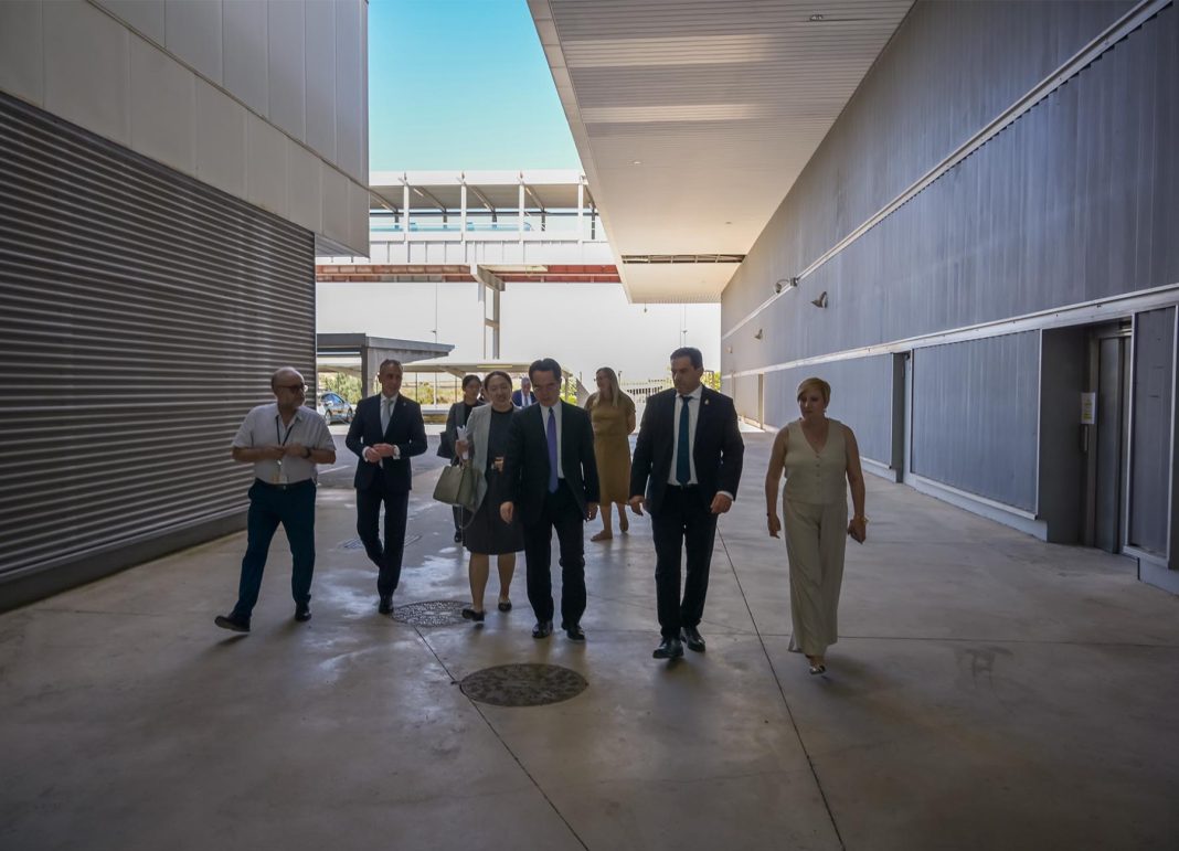 El Aeropuerto Internacional de Ciudad Real presenta su potencial logístico a una delegación china