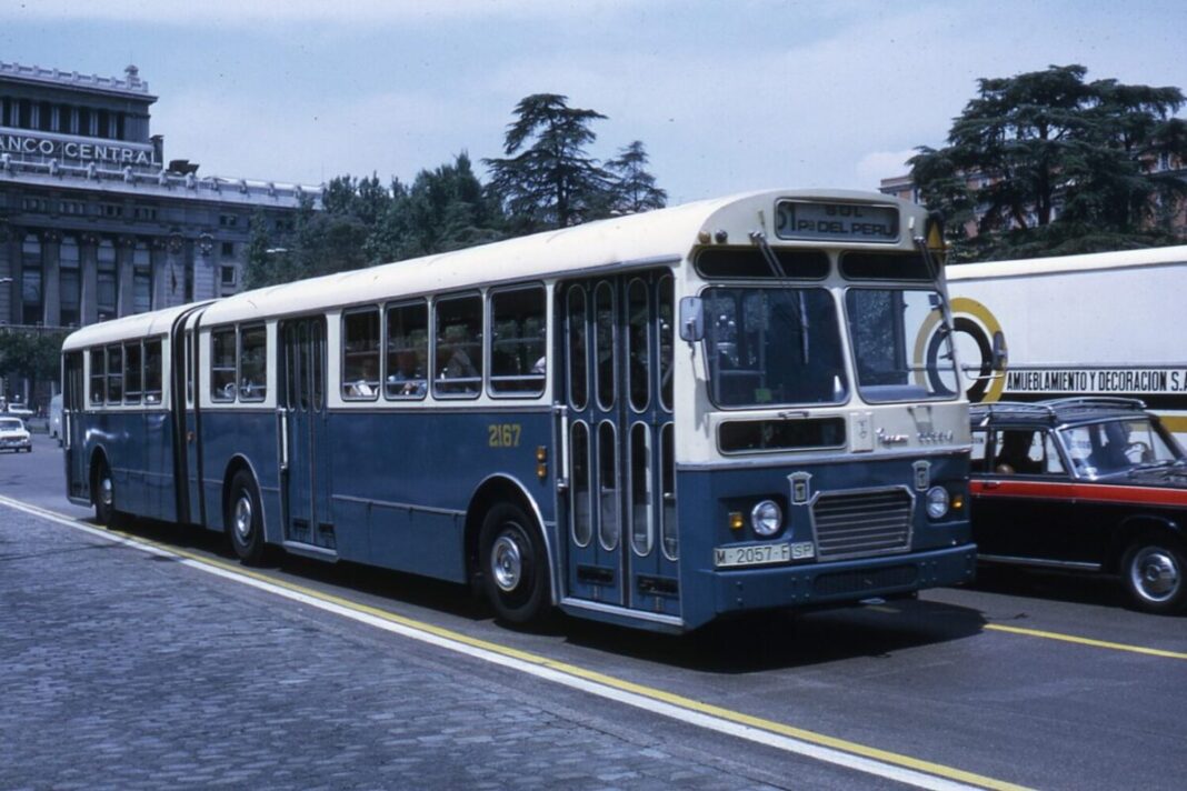 EMT Madrid exhibe once autobuses históricos en el paseo del Prado este domingo