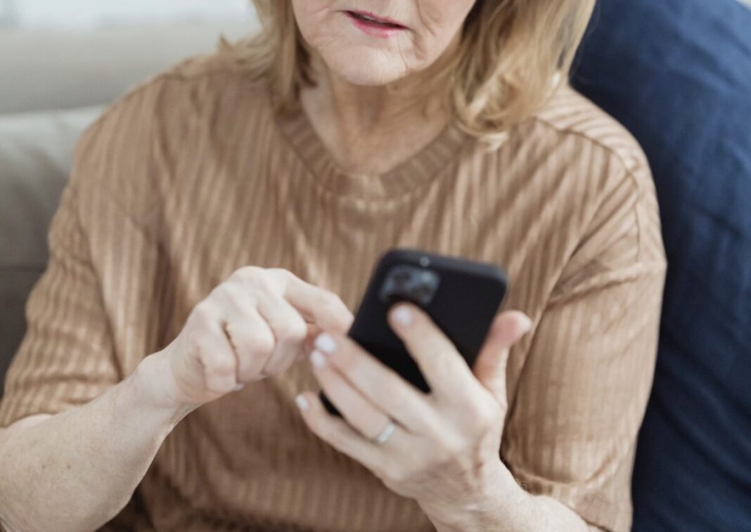 El uso problemático del móvil entre los mayores de 65 años