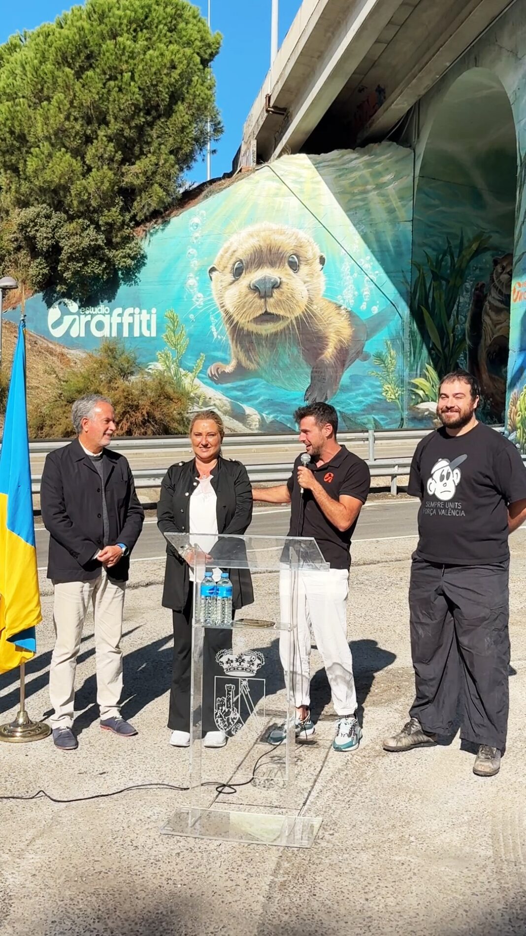 Un mural de arte urbano transforma los arcos del puente de la A6 en Torrelodones